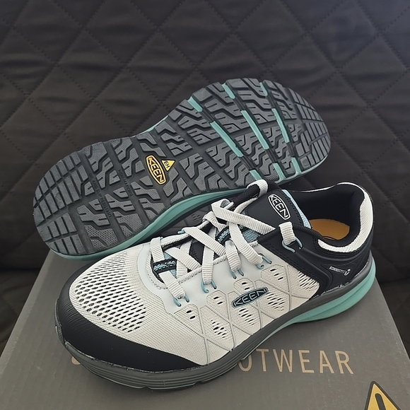 Keen Women's Vista Energy Carbon Fiber Toe Utility Shoe in Black, White, Blue 8 - Picture 2 of 6